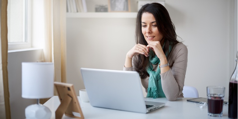 caucasian-freelancer-working-picture-id849162556 (1)